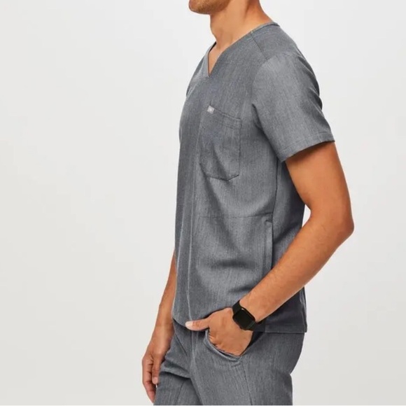 FIGS Chisec Three-Pocket MEN Scrub Top in Graphite size Small V-neck - Picture 3 of 7